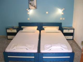 Room
 di George & Christos