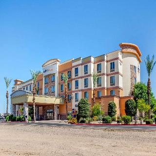 Stay at Comfort Suites Glendale - State Farm Stadium Area