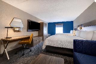 2 Queen Beds Suite Living Area