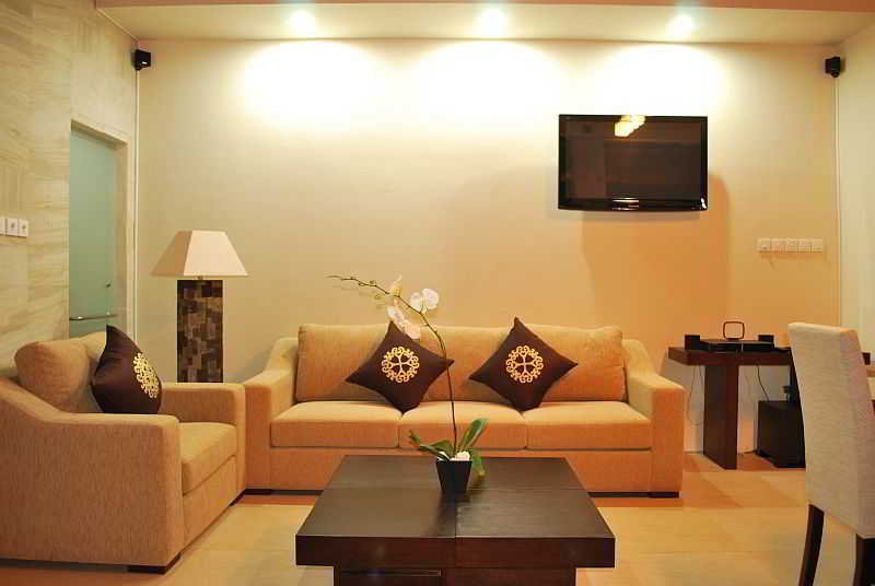Room thumbnail 3
