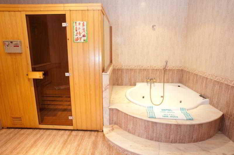 Sports and Entertainment
 di Holiday