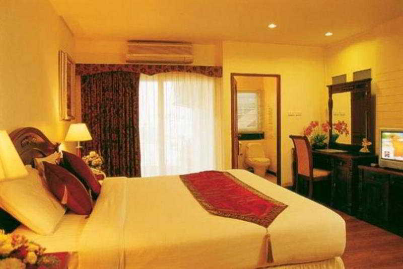 Room thumbnail 4