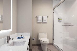2 Queen Beds Suite Mobile Accessible Tub