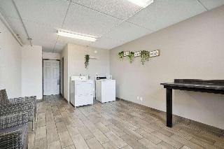 Econo Lodge Inn & Suites Waterloo Downtown