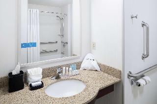 2 Queens Mobility Access W/Tub Nonsmoking