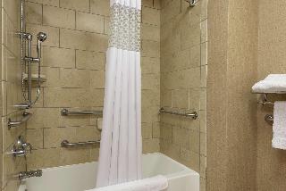 2 Queens Mobility Access W/Tub Nonsmoking