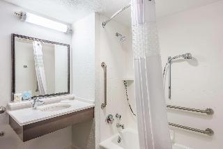 2 Queens Mobility Access W/Tub Nonsmoking