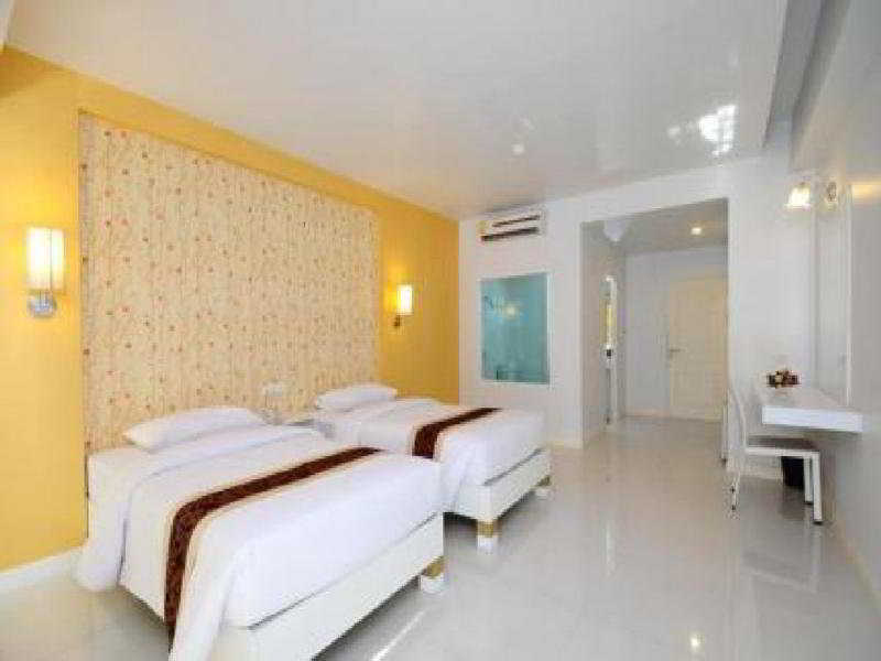Room thumbnail 4