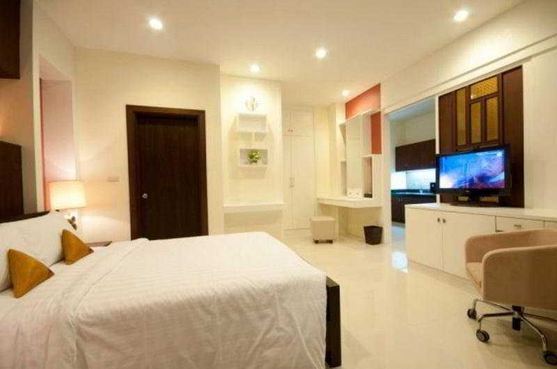 Room thumbnail 4
