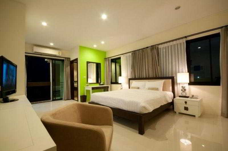 Room thumbnail 6