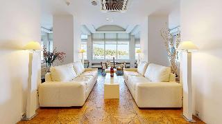 Lucy Hotel