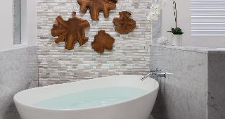 Sunset Bluff Oceanview One Bedroom Butler Suite W/ Balcony Tranquility Soaking Tub