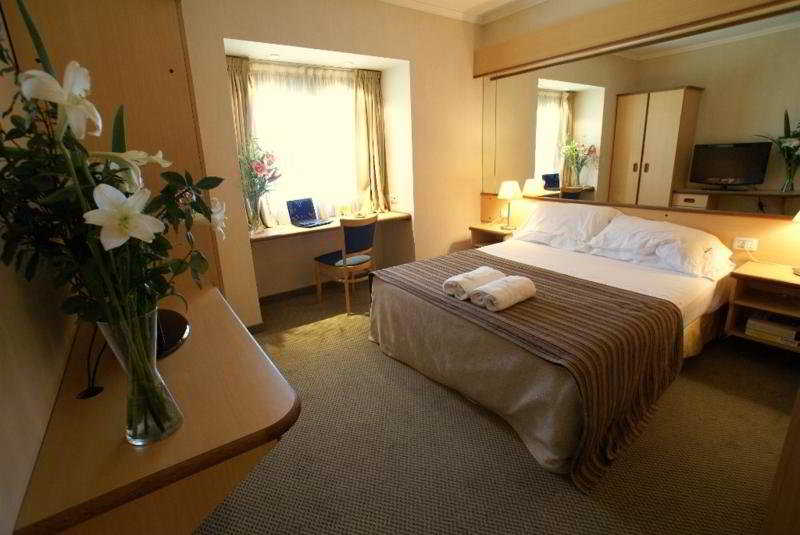 Room thumbnail 3