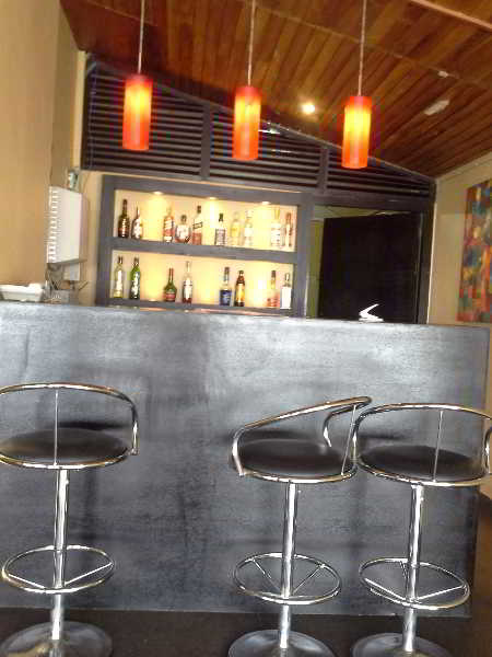 Bar
 di The Lake (Seruwa)