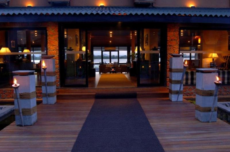 Restaurant
 di The Lake (Seruwa)