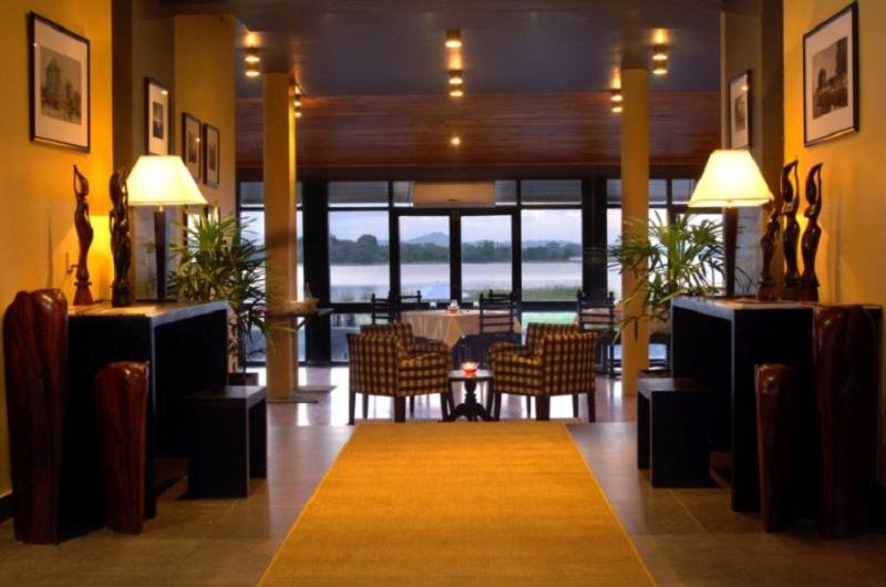 Restaurant
 di The Lake (Seruwa)