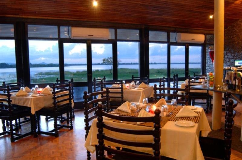 Restaurant
 di The Lake (Seruwa)