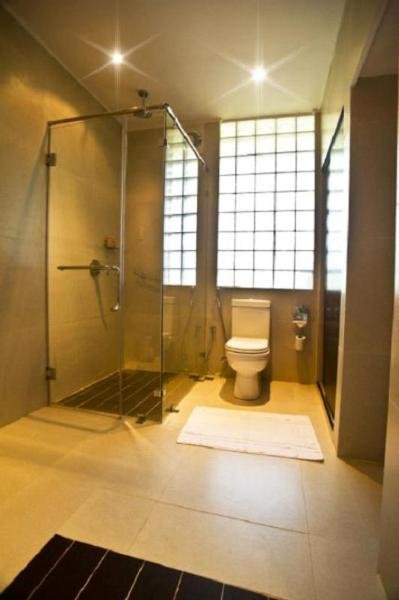 Room
 di The Lake (Seruwa)