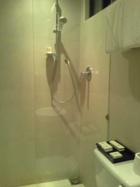 Room
 di The Lake (Seruwa)