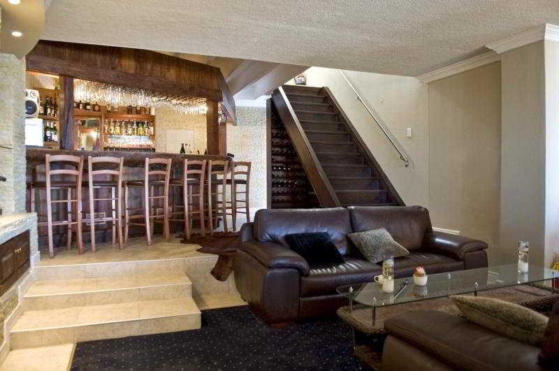 Bar
 di Protea Hotel Burning Shore