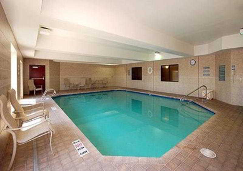 Pool
 di Comfort Suites Airport Redmond