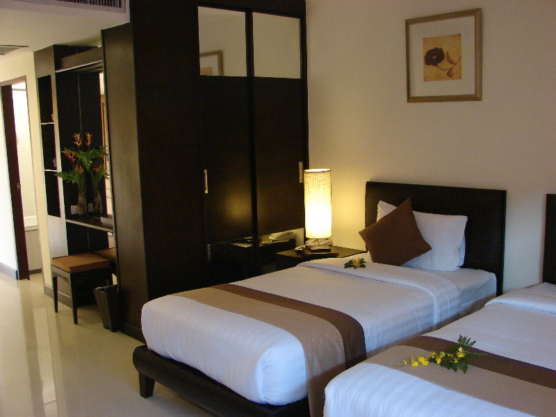 Room thumbnail 4