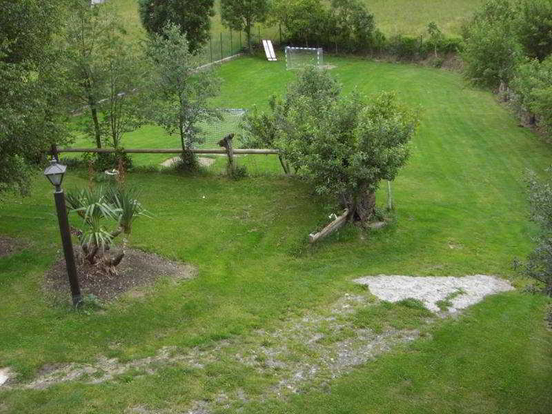 Sports and Entertainment
 di Lo Paller