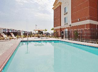 Pool
 di Holiday Inn Express and Suites Dinuba West