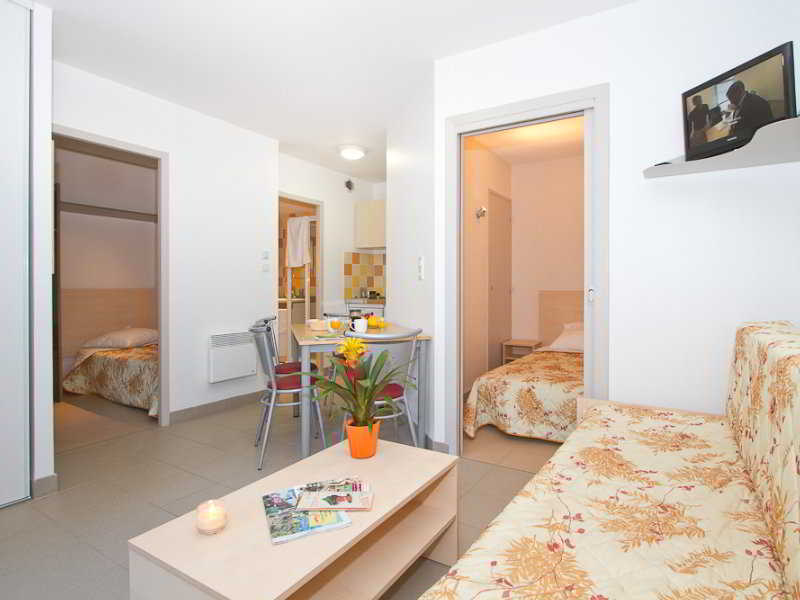 Room
 di La Riviera Limousine