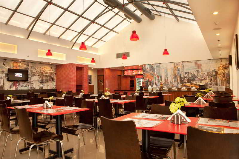 Restaurant
 di Red Fox Hotel East Delhi