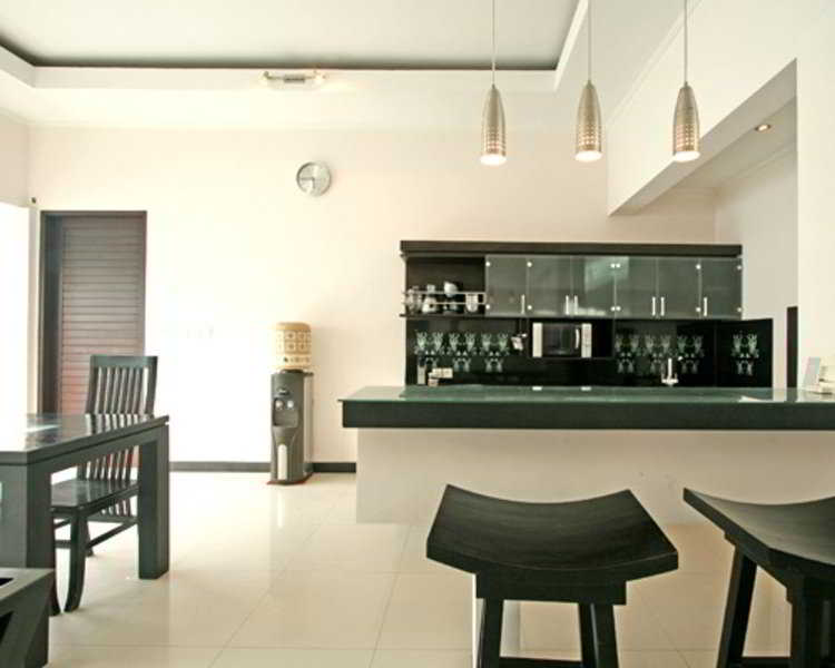 Room thumbnail 4