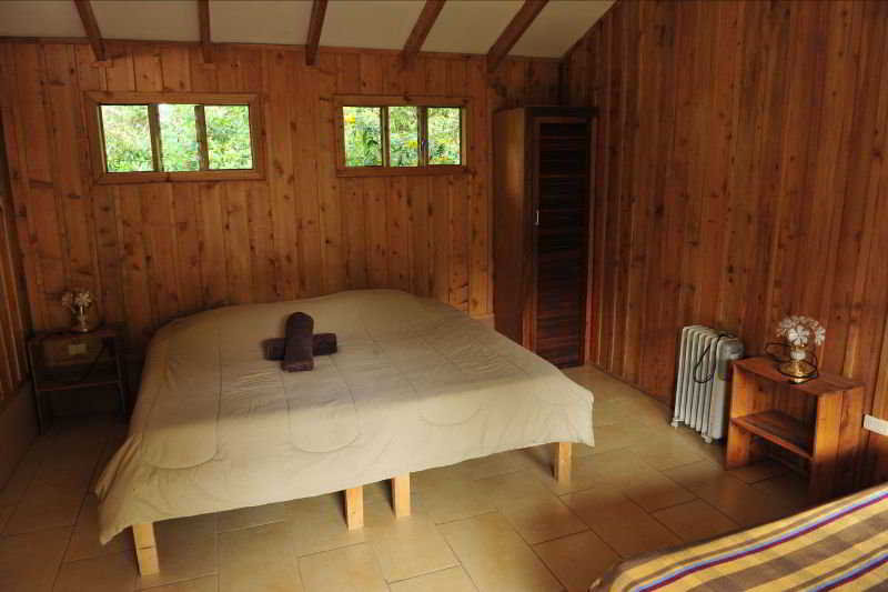 Room
 di De Montaña Suria