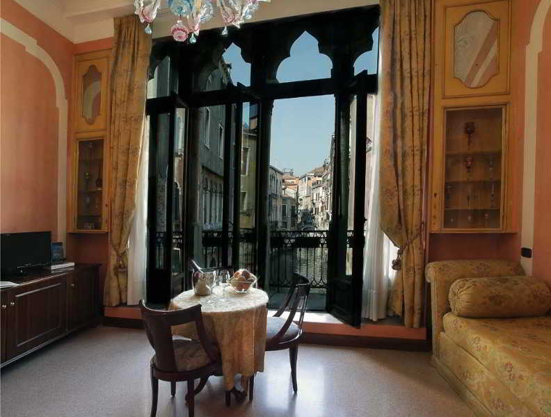 Room
 di San Moise
