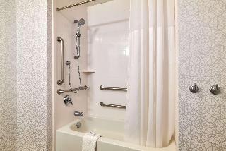 2 Queen Mobility/Hearing Accessible W/Bathtub