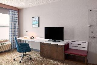 2 Queen Premium W/In-Room Drinks-Snacks