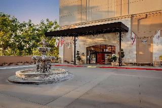 Zessa Orange County Airport A Doubletree Hilton