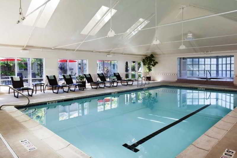 Pool
 di DoubleTree by Hilton Hotel Burlington