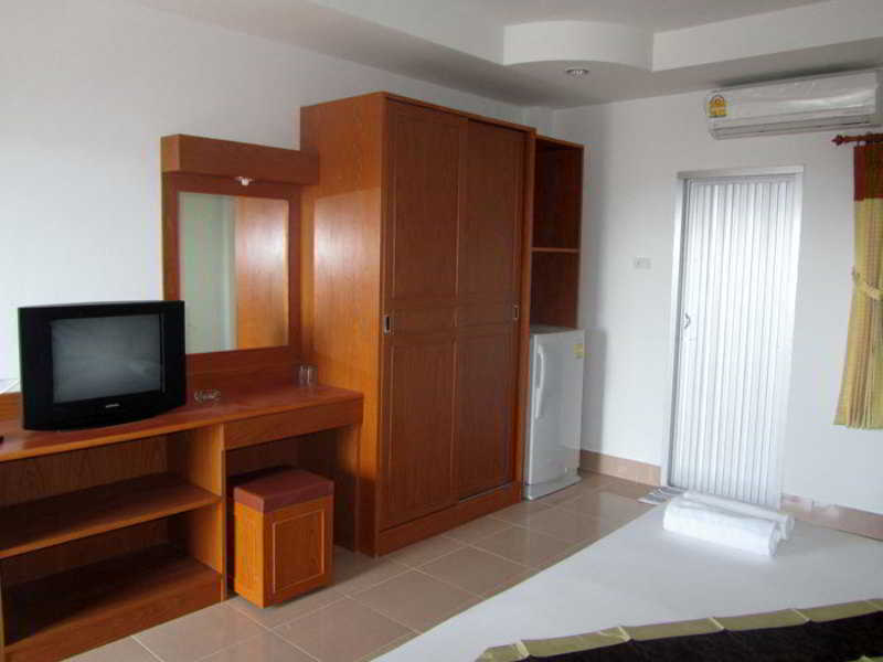Room thumbnail 3