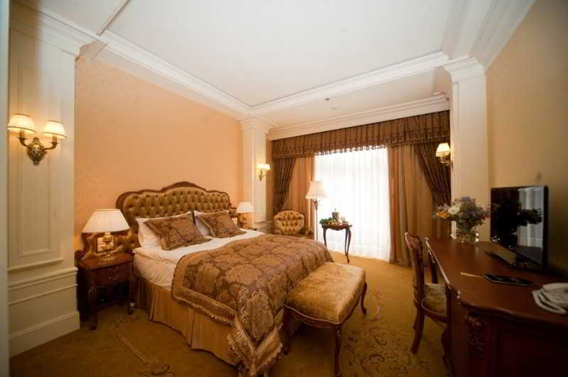 Room thumbnail 4