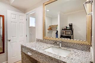 2 Queen Beds Non-Smoking Microwave And Refrigerator Wi-Fi Full Breakfast