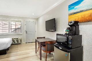 2 Queen Beds Non-Smoking Microwave And Refrigerator Wi-Fi Full Breakfast