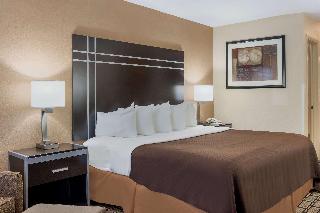 1 King Bed Non-Smoking Jetted Tub Desk Lounge Chair Microwave And Fridge Wi-Fi Full Breakfast