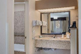 1 King Bed Non-Smoking Jetted Tub Desk Lounge Chair Microwave And Fridge Wi-Fi Full Breakfast