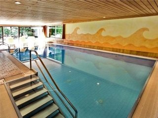 Pool
 di Alpine-City Wellness Hotel Dominik
