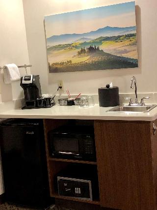 1 King Bed, Non-Smoking, High Speed Internet Access, Microwave, Refrigerator, Full Breakfast