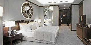 1 King Bed Standard Smoking