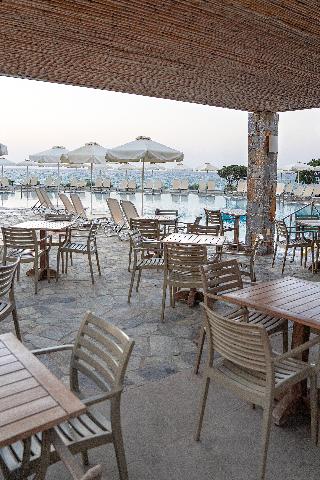 Maritimo Beach Hotel