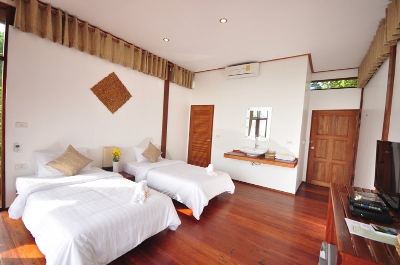 Room thumbnail 4