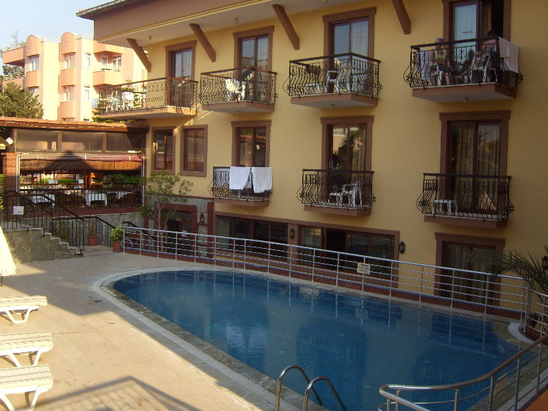 Pool
 di ORANGE GARDEN APARTHOTEL