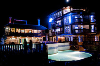 Pool
 di YAZOVIRA KARDJALI